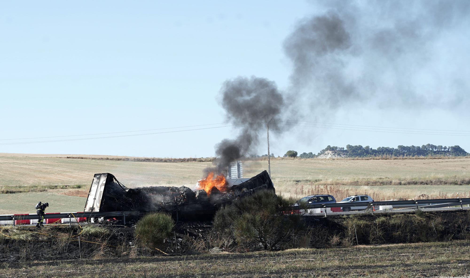 Galería | El incendio de un camión causa cuatro kilómetros de retenciones en la A-62, en Villamarciel (Valladolid)