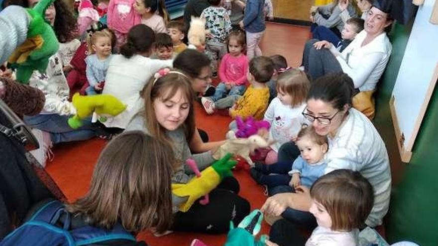 Dos alumnos comparten lectura. // CEIP Pontesampaio