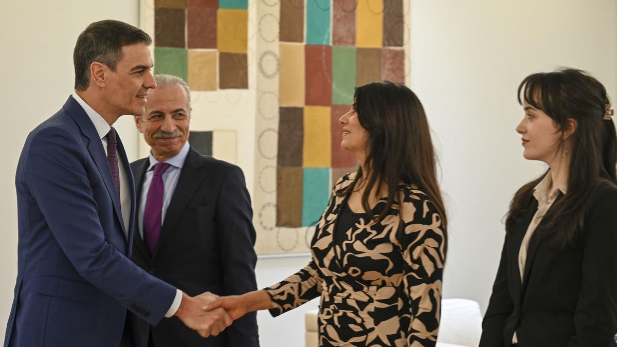 Sánchez ha recibido en el Palacio de la Moncloa a un grupo de representantes de la comunidad palestina que tienen a familiares en Gaza.