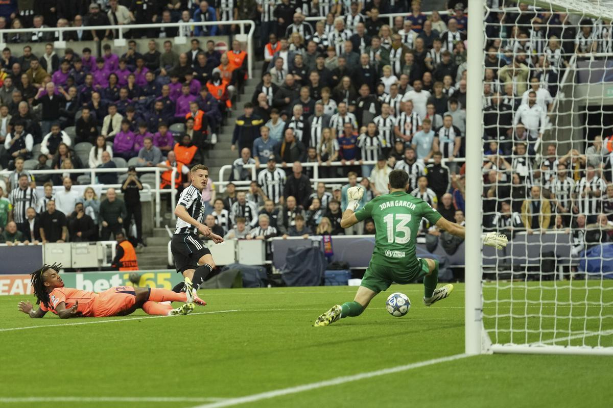 Joan Garcia hizo la parada de la noche en Newcastle a remate de Harvey Burnes