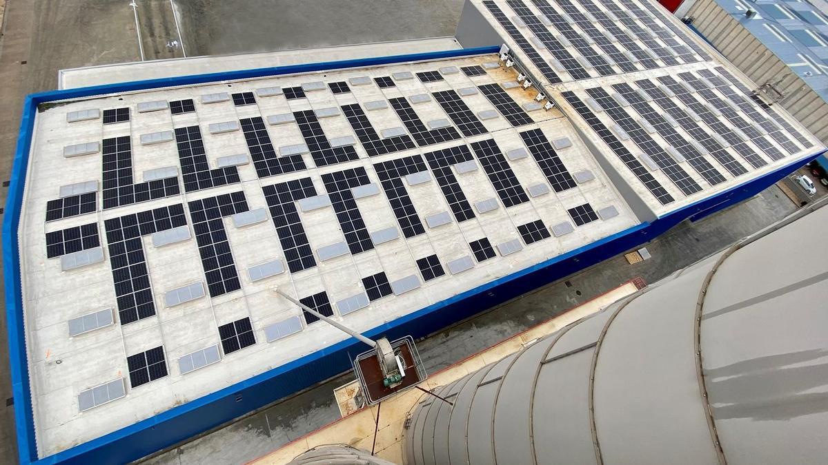 Instalación fotovoltaica para la generación de electricidad para autoconsumo instalada en la planta de Zaragoza.