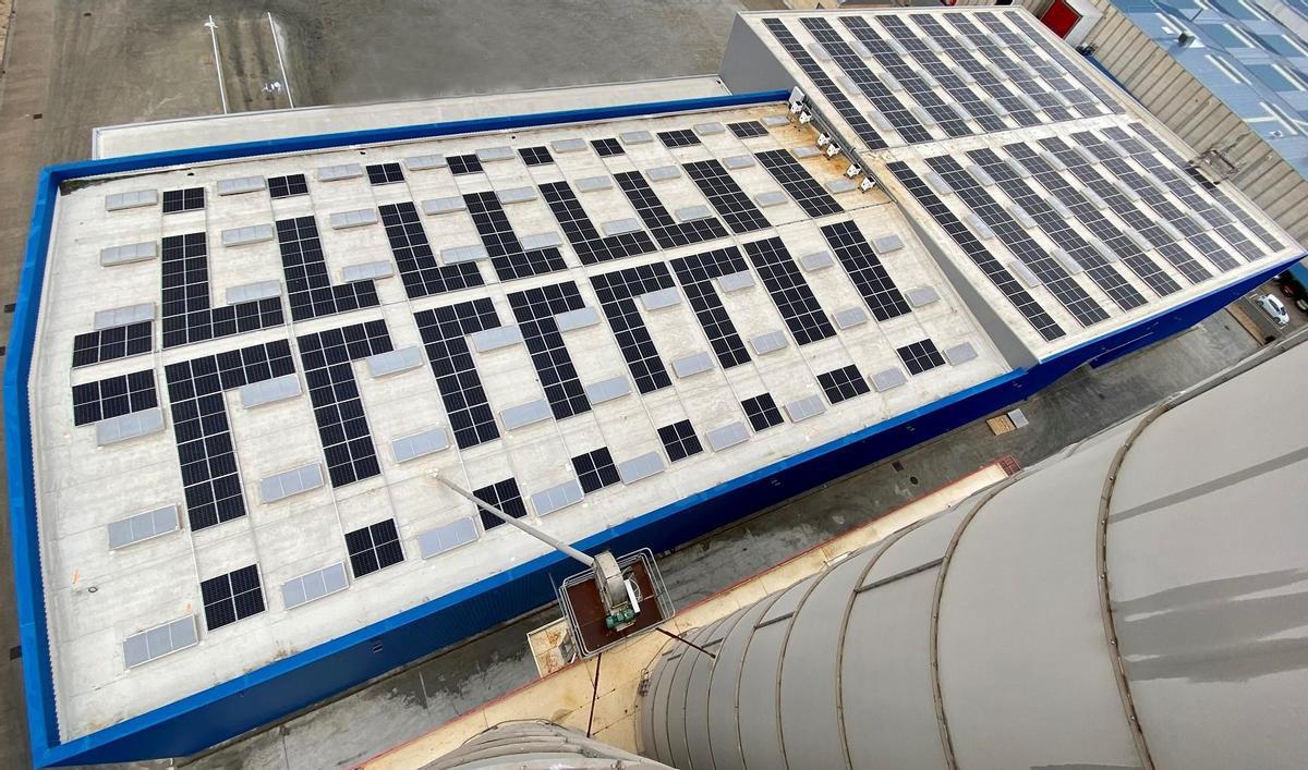 Instalación fotovoltaica para la generación de electricidad para autoconsumo instalada en la planta de Zaragoza.