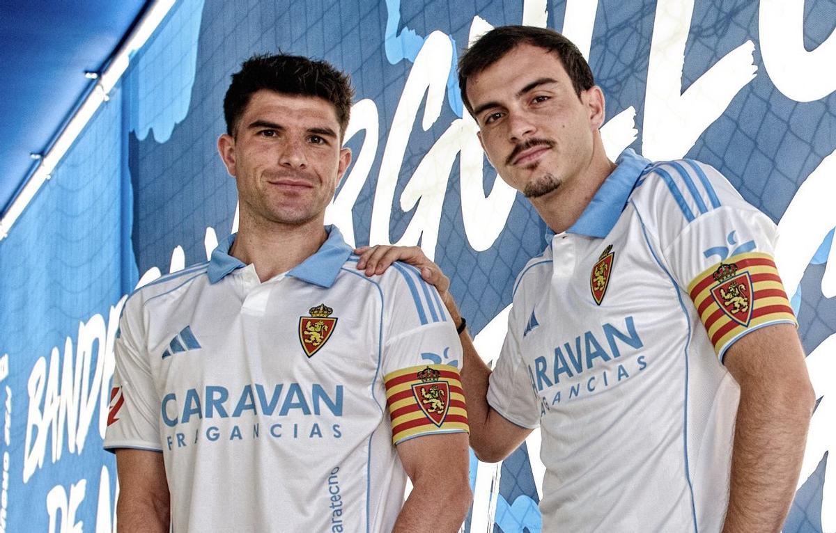 Guti y Francho, dos de los cuatro capitanes, con el brazalete que se estrenará el sábado.