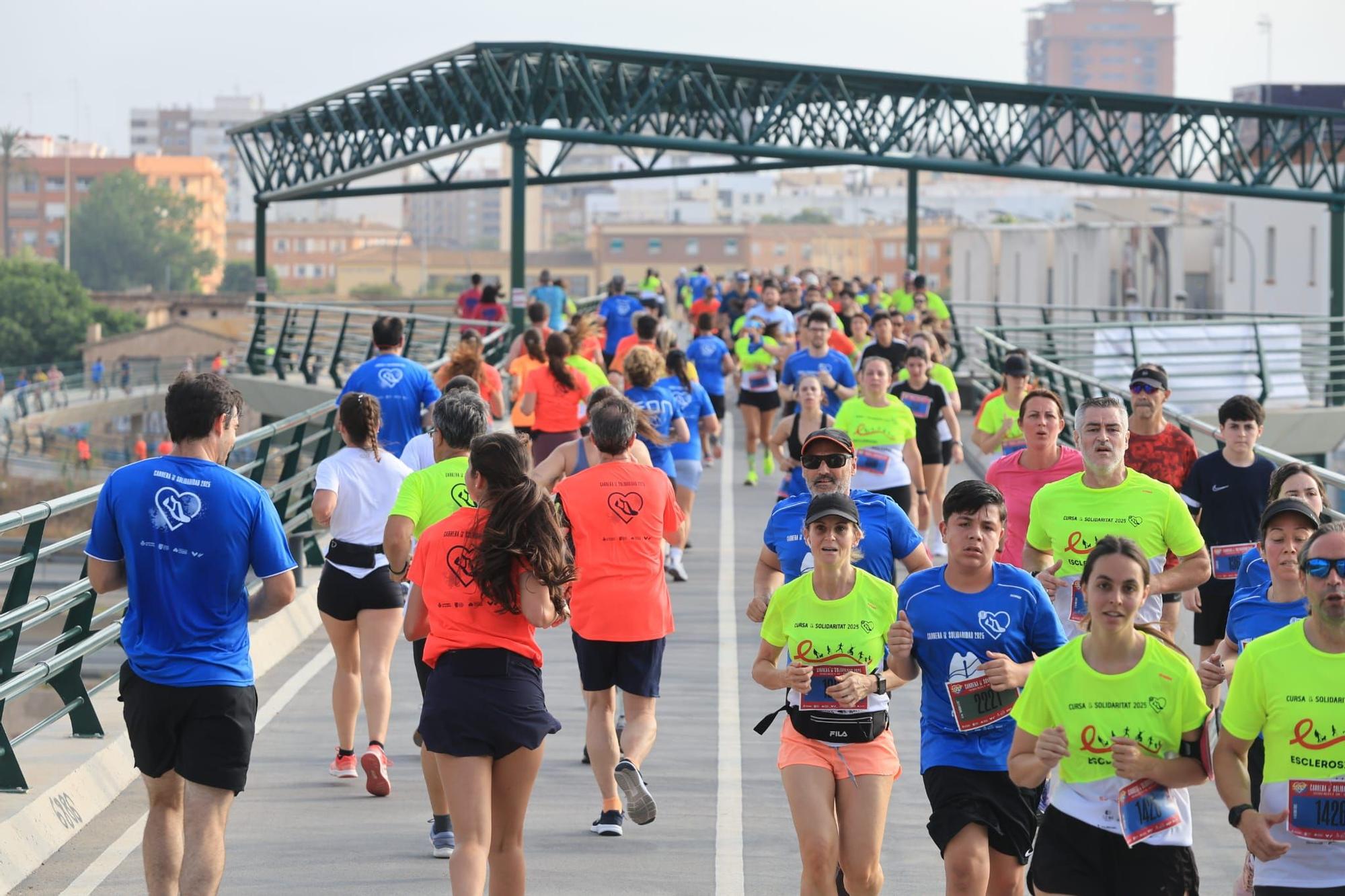 Búscate en la Carrera de la Solidaridad de València: así ha sido el paso por un puente mítico de la ciudad