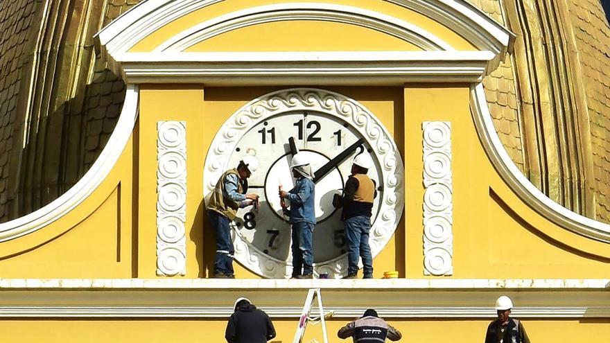 Nach der Uhrzeit fragen wir im Singular, die Antwort erfolgt aber meist im Plural.