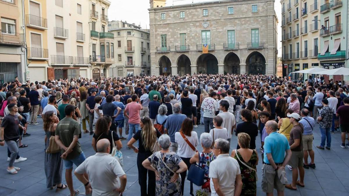 Cerca de 700 personas se han concentrado en la plaza Major de Manresa