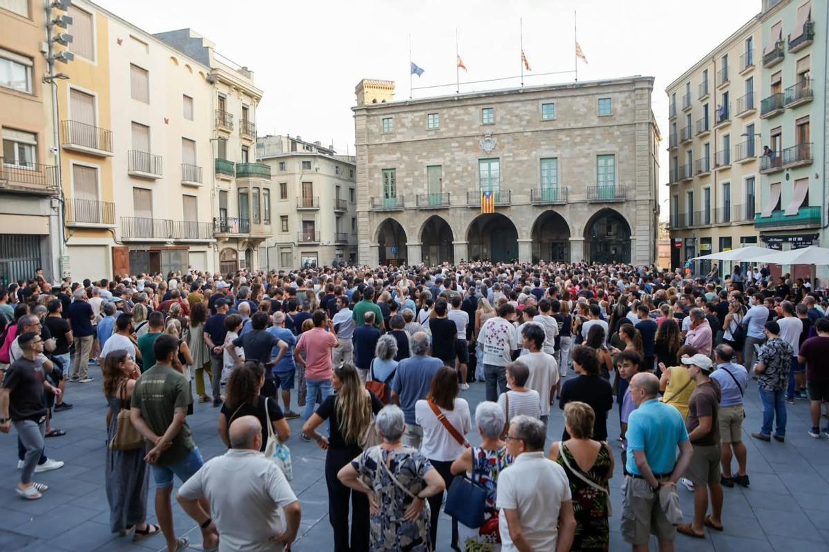 Prop de 700 persones shan concentrat aquest vespre a la plaça Major de Manresa