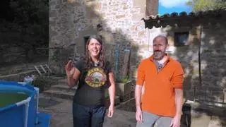 Laura y Xavi dejaron la ciudad para vivir en una masía de más de 1.000 años sin luz ni agua corriente: "Esto te da una libertad muy grande. No dependes de compañías ni dependes de precios"