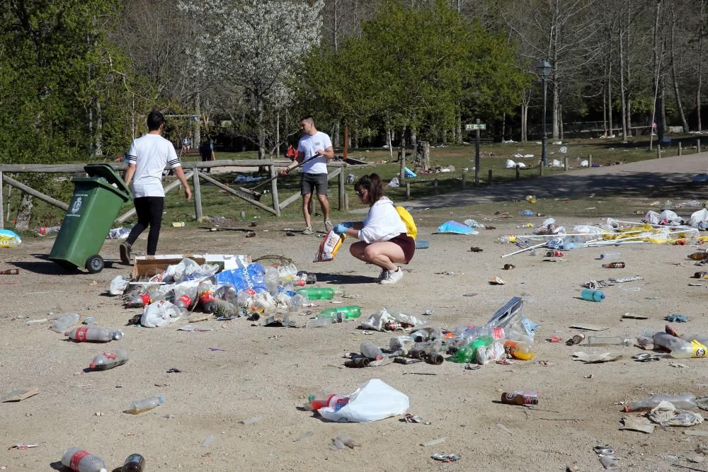 El botellón convierte en estercolero el parque forestal de Beade, en Vigo