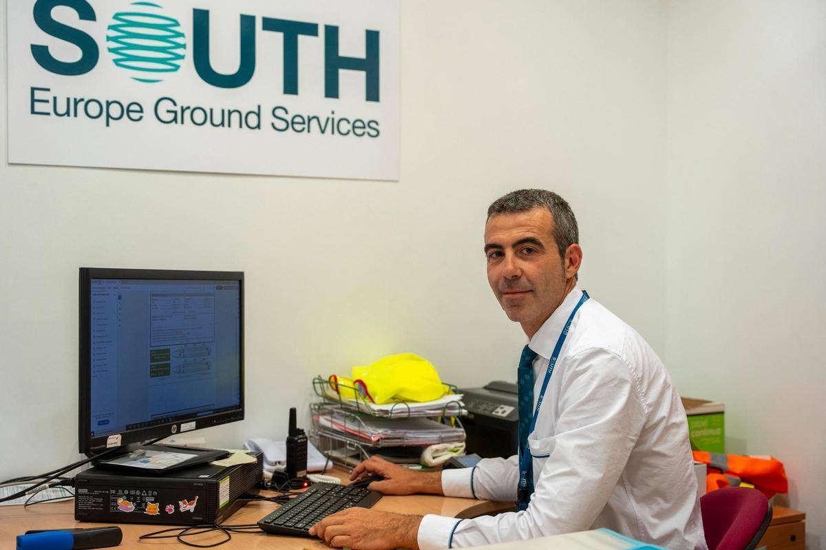 Julio Fernández, jefe de servicio de South en el Aeropuerto de Badajoz.