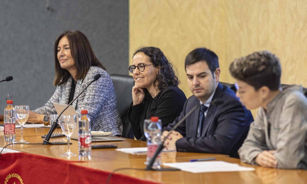 Los participantes en la mesa redonda celebrada en la Universidad de Alicante.