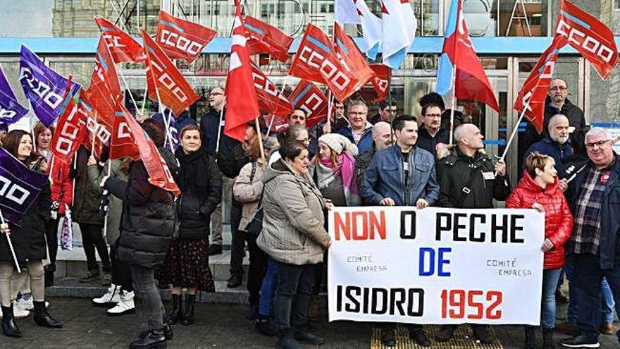 Protesta de los trabajadores de Isidro 1952 (antigua Isidro de la Cal) ayer ante la Delegación de la Xunta en A Coruña.