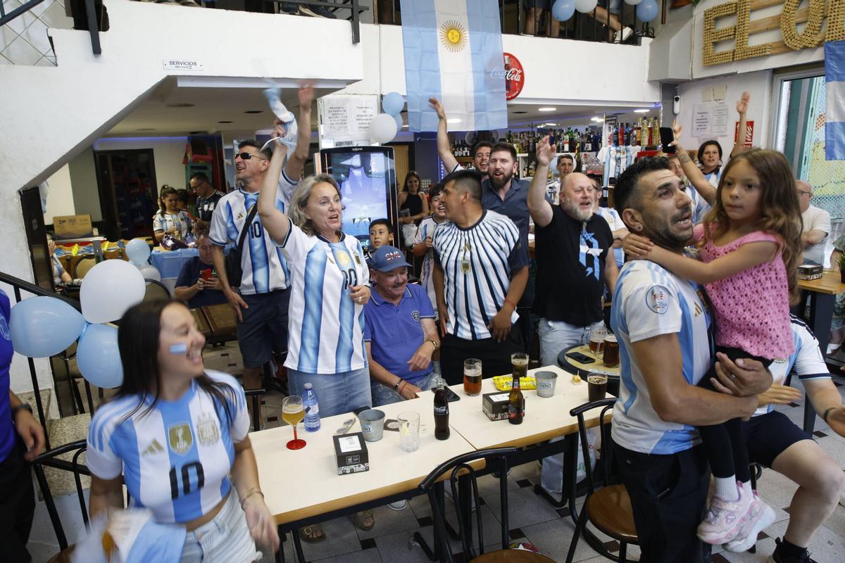 Así se vivió en Gijón la semifinal del Mundial entre Inglaterra y Argentina