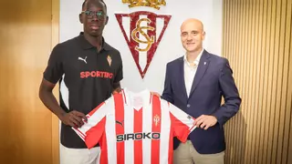 El Sporting ata a su goleador del filiar con contrato profesional hasta 2026