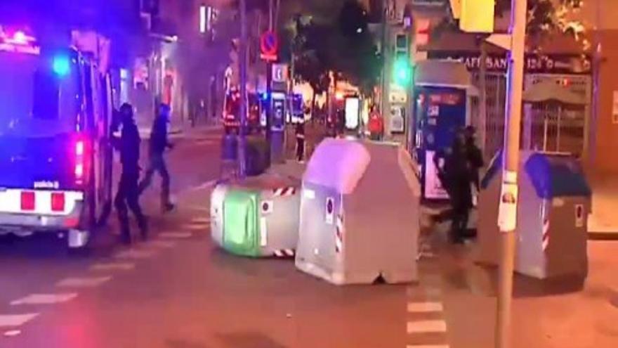 Destrozos tras una nueva noche de disturbios en siete barrios de Barcelona