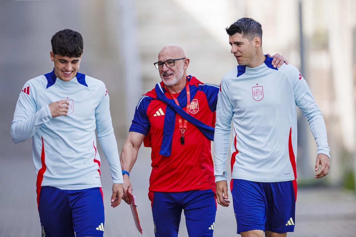 Luis de la Fuente bromea con Pau Cubarsí y Álvaro Morata