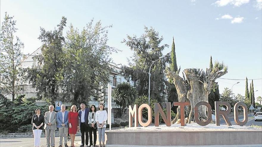 Una glorieta con el nombre de Montoro y un olivo dan la bienvenida al visitante