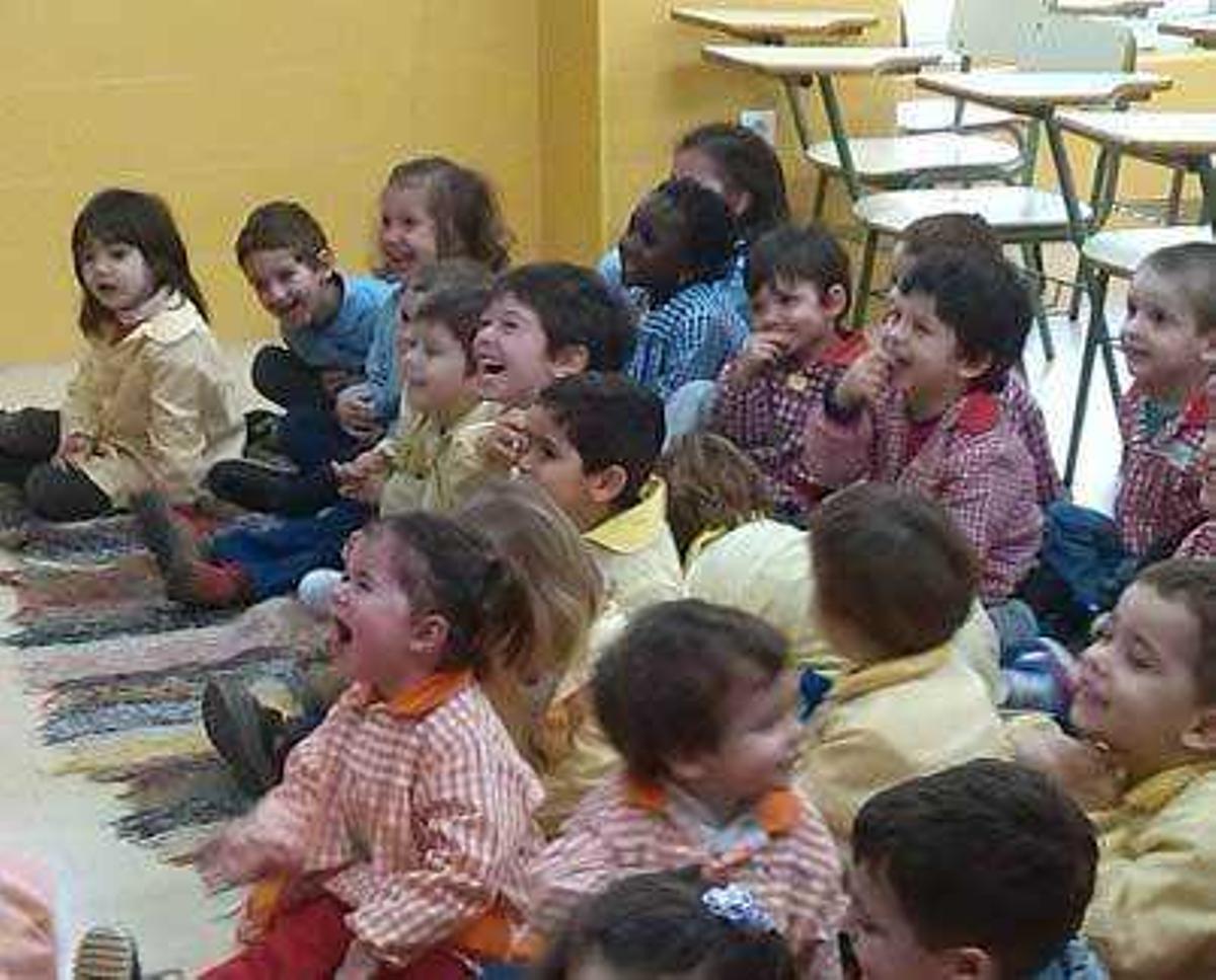 Niños, en un cuentacuentos.