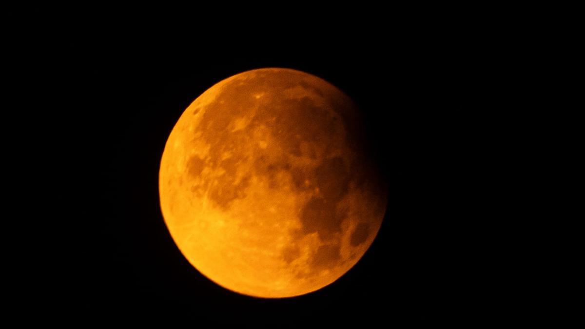 La superluna de la pasada madrugada 'teñida' de naranja por el efecto del humo de los incendios de Portugal.