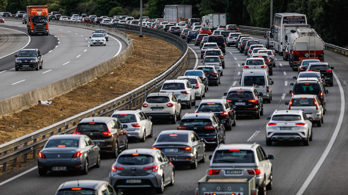 Operacion retorno de fin de semana en la autopista retenciones. AP-7 retenciones a la altura de La Roca. FOTO de ZOWY VOETEN