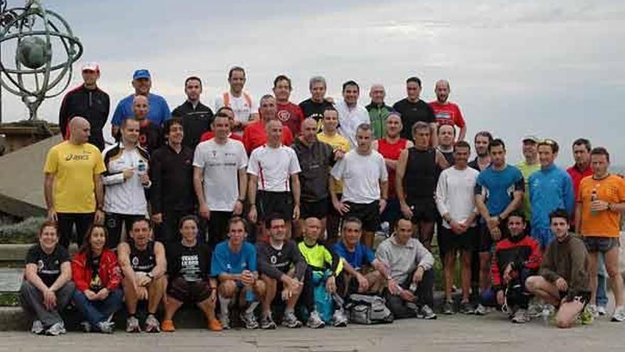 Miembros y amigos del CARMA posan en Baiona tras concluir hace dos semanas la pre Vig Bay.