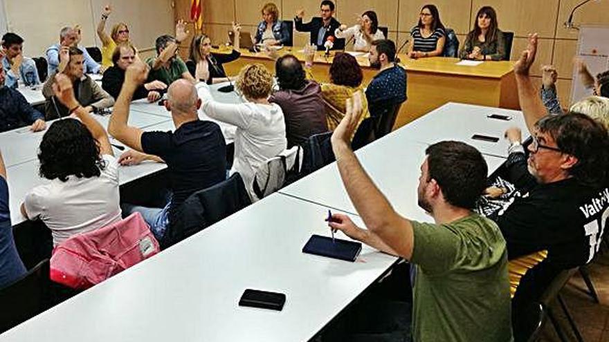 Moment de la votació durant el ple extraordinari celebrat ahir a la tarda pel Consell Comarcal del Bages