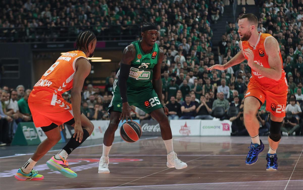 Kendrick Nunn ante Montero y Costello en el OAKA Arena de Atenas