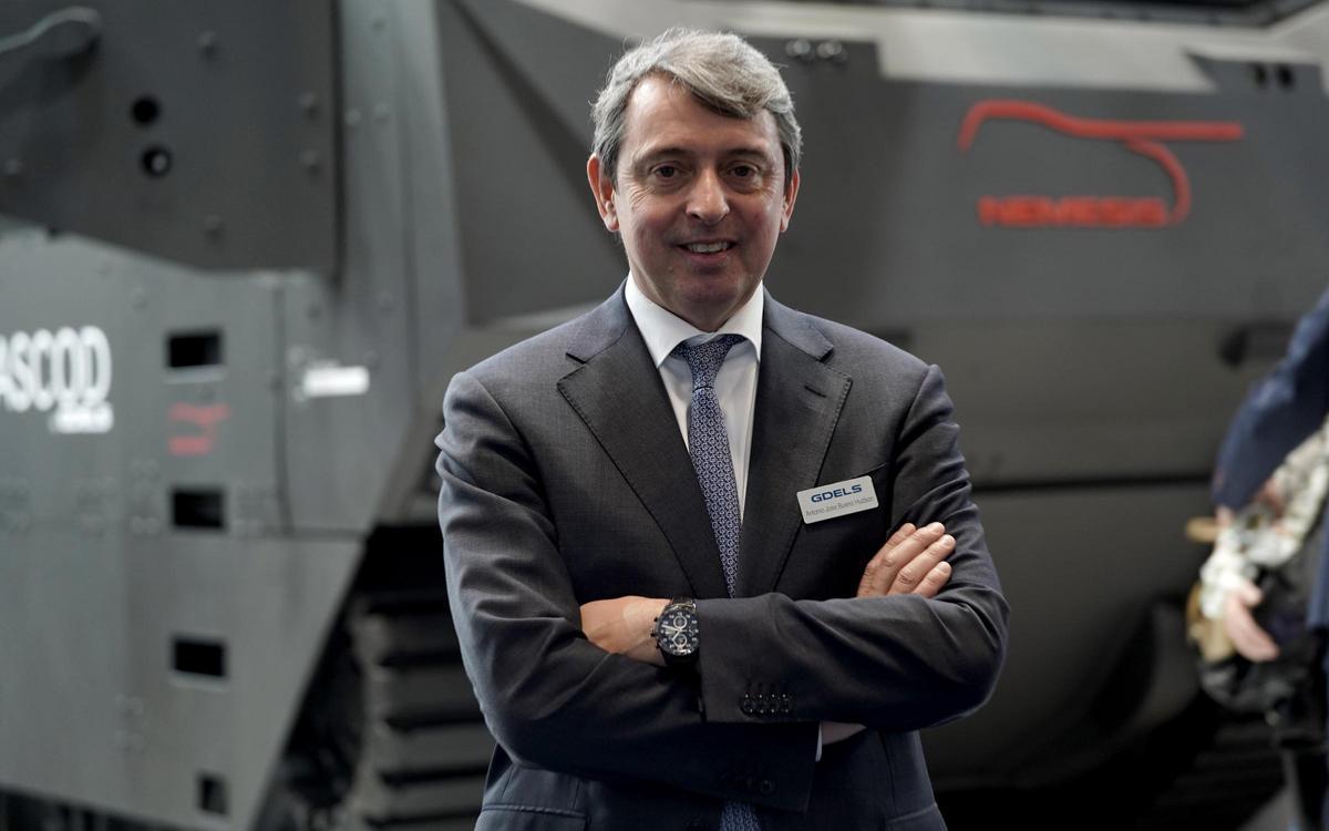 El presidente de General Dynamics European Land Systems, Antonio Bueno, ante el obús autopropulsado Némesis.jpg