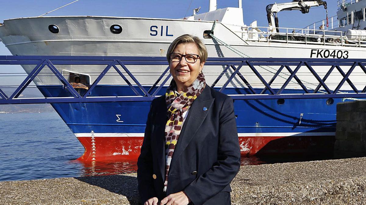 Rosa Quintana, en Vigo frente a uno de los barco que faenan en Malvinas.