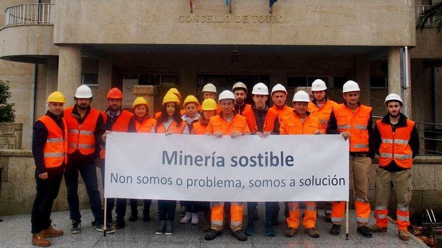 El grupo de mineros de Cobre San Rafael desplegó una pancarta ante la casa consistorial de Touro.