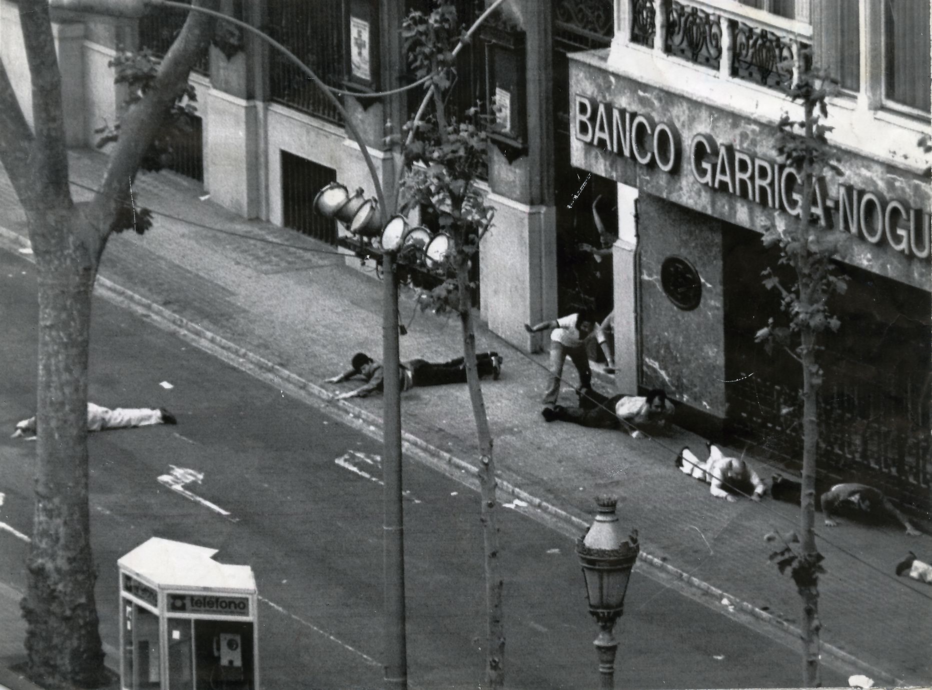 Los últimos rehenes del asalto salen del banco.