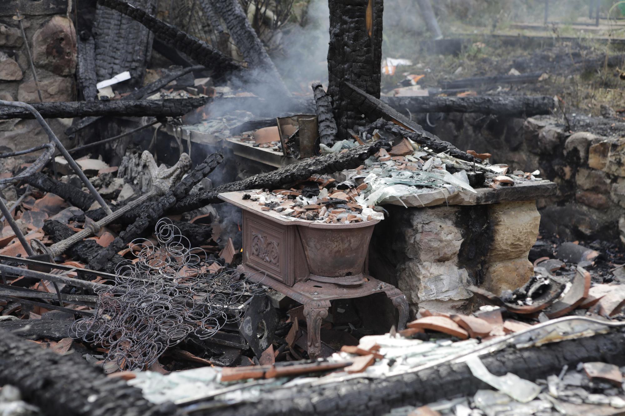 EN IMÁGENES: Las impresionantes fotografías del incendio de la casa de Piloña donde murió una mujer