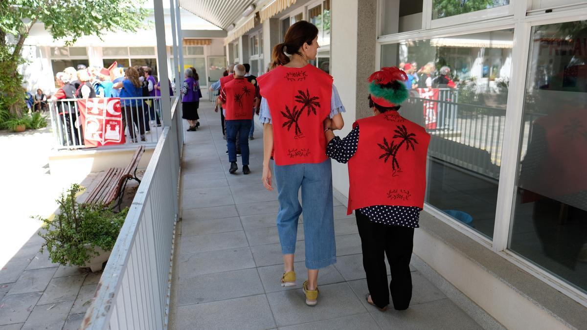 Los usuarios del centro de Alzheimer Elda durante una actividad sobre las fiestas.