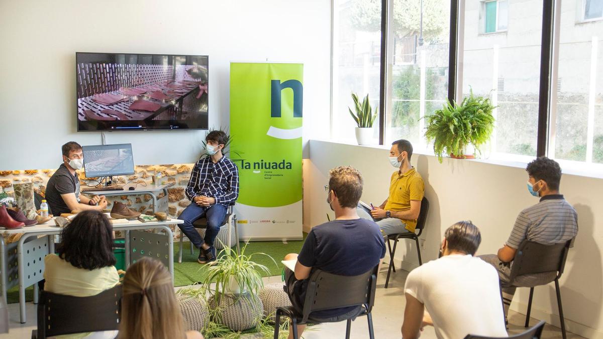 Una de las sesiones impartidas en el centro de emprendimiento La Niuada.