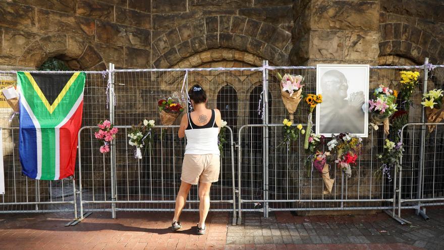 Vecinos de Ciudad del Cabo depositan flores en la Catedral de San Jorge en memoria de Tutu