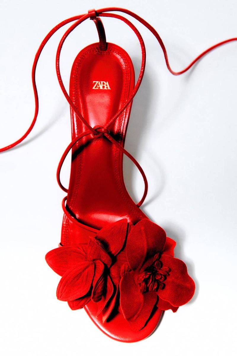 Sandalia con detalles florales de Zara