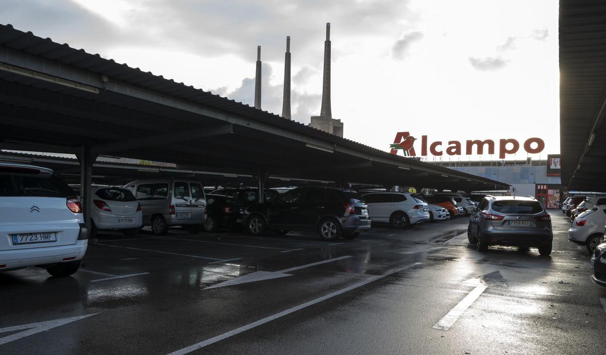 Sant Adrià de Besós. 20.10.2025. Barcelona. Parking de las instalaciones del centro comercial Alcampo en Sant Adrià de Besós que serán sustituidas por oficinas de Inditex. Fotografía de Jordi Cotrina