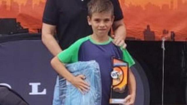Dani Enríquez con su trofeo. | D.I.