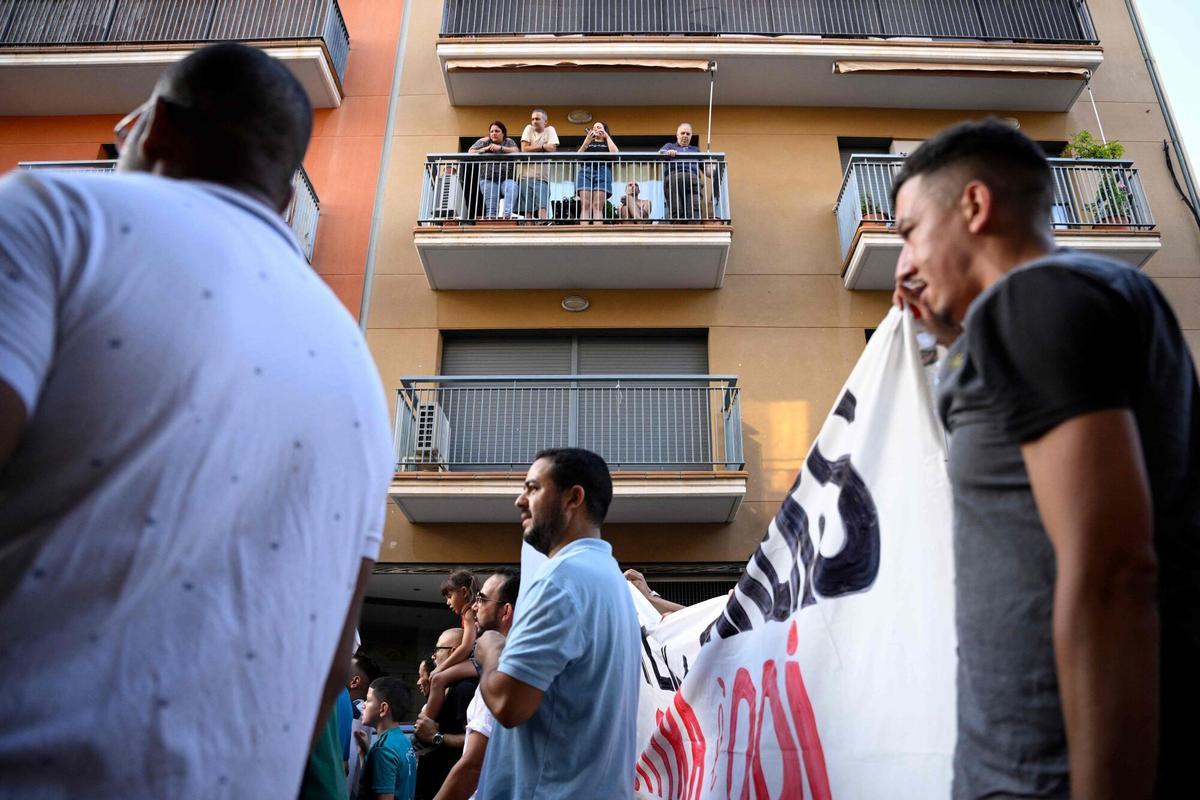 Unas 500 personas participan en una manifestación para condenar el incendio que calcinó el centro islámico del municipio
