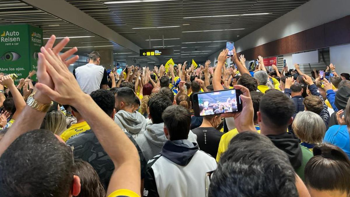 Aficionados reciben a la plantilla de la UD Las Palmas en el aeropuerto tras la importante victoria