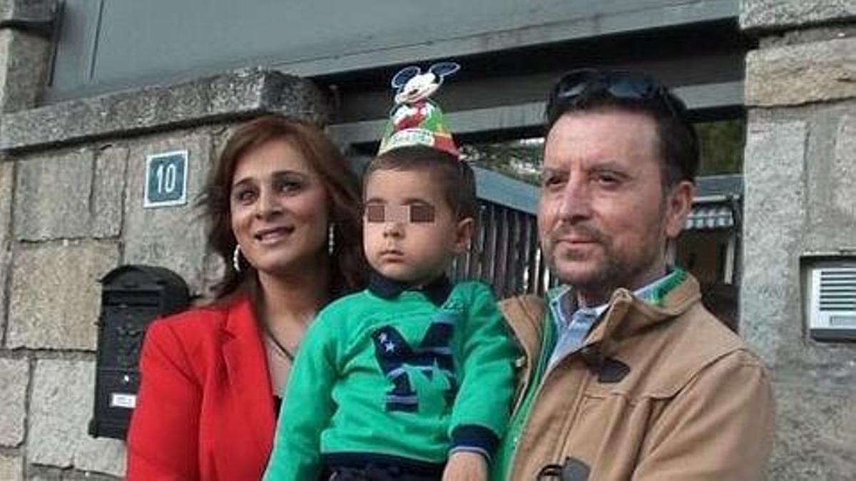 Ana María Aldón y Ortega Cano con su hijo