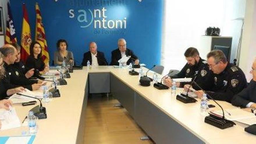 Los integrantes de la junta local de seguridad, ayer en la sala de plenos del Ayuntamiento.