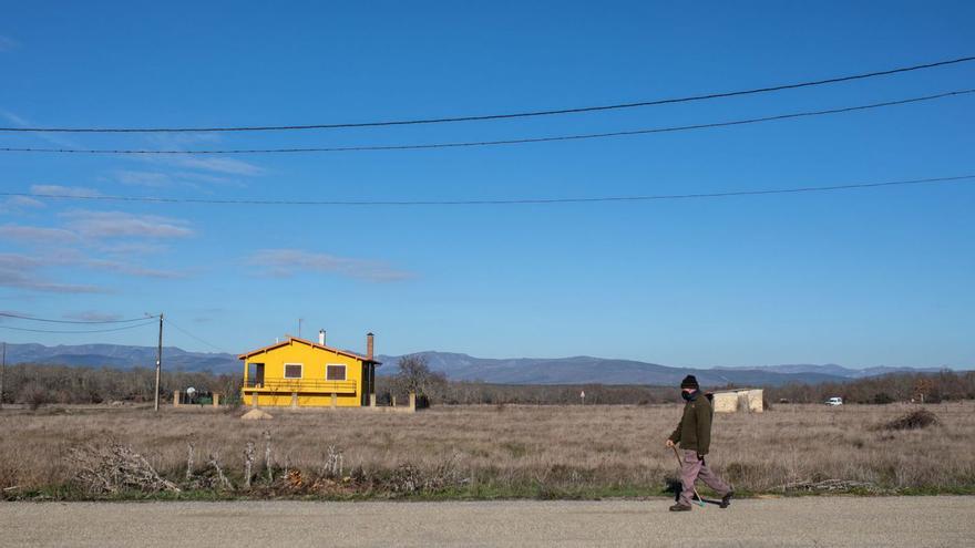 Un hombre camina por la zona de La Carballeda. |