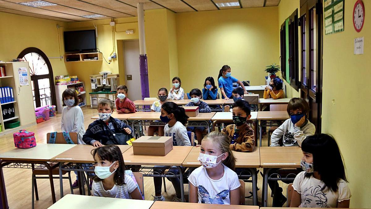 Una classe de l&#039;escola de Salardú, a la Vall d&#039;Aran, amb tots els alumnes amb mascareta, el 2020 | MARTA LLUVICH/ACN