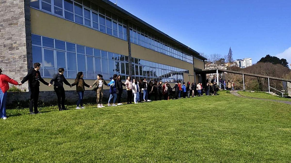 Protesta ante el edificio de Mariñas, en marzo de 2020, contra su traspaso al Rego de Trabe. |   // LA OPINIÓN