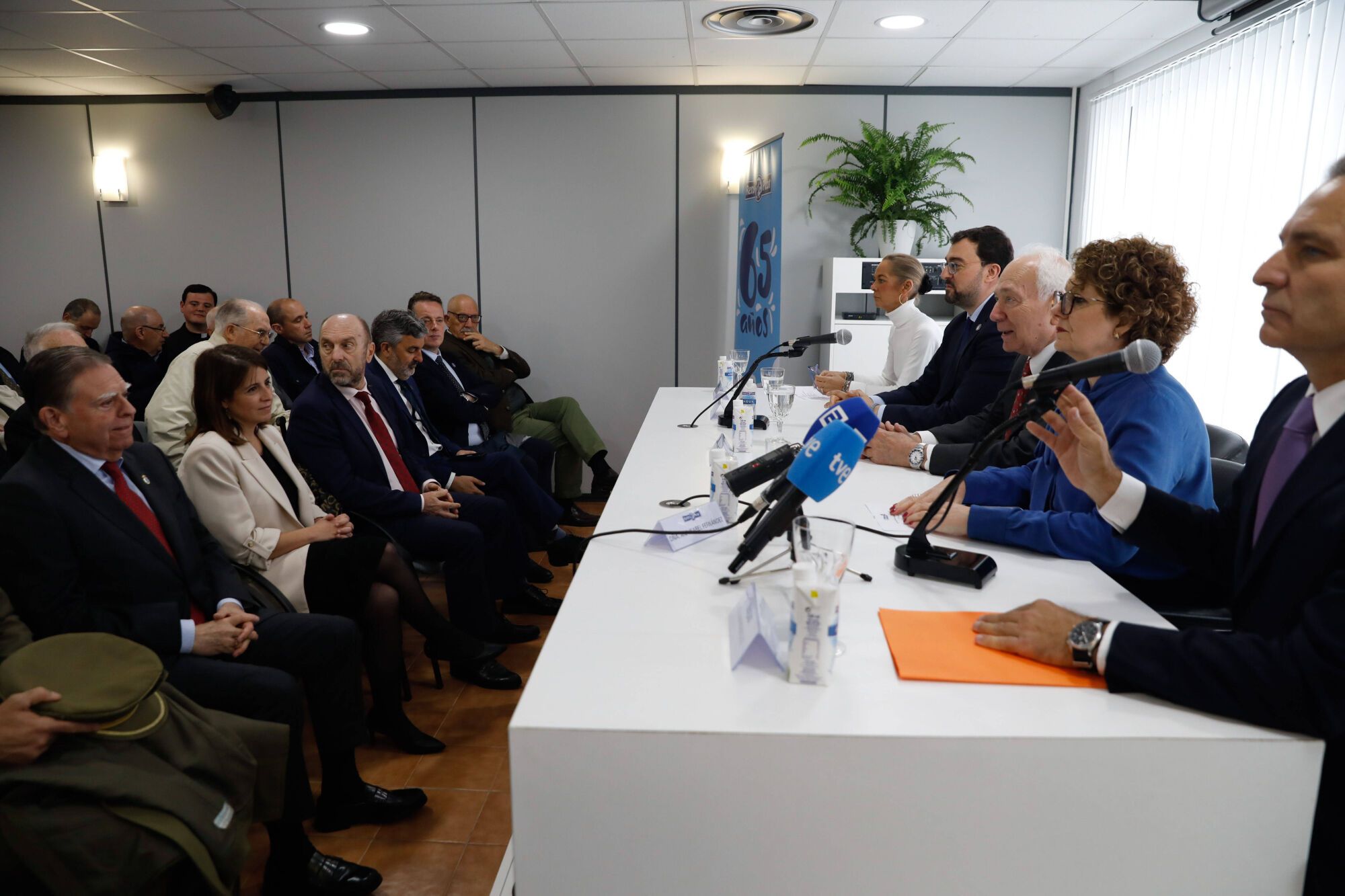 EN IMÁGENES: Inauguración de la nueva planta de Reny Picot en Anleo (Navia)