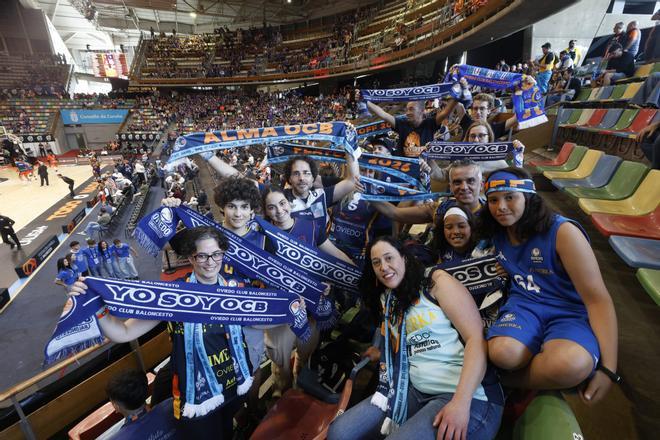 Aficionados del Alimerka Oviedo Baloncesto calientan la previa del partido en La Coruña