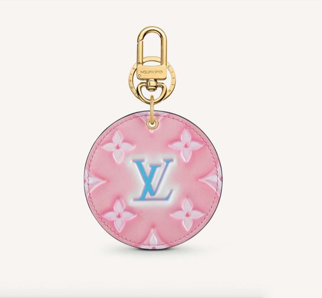 Charm con el logotivo LV Initials y el estampado Monogram Flowers, de edición San Valentín, de Louis Vuitton