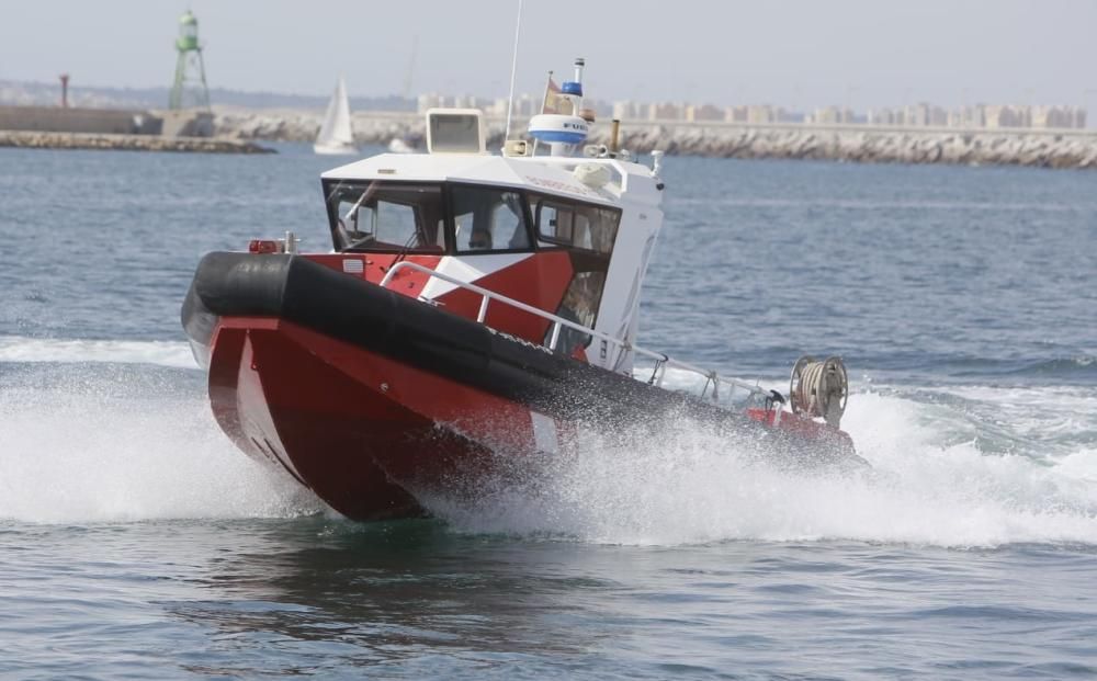 La dotación de los Bomberos cuenta con una motobomba capaz de suministrar 400 litros de agua, llega hasta los 38 nudos y es insumergible.