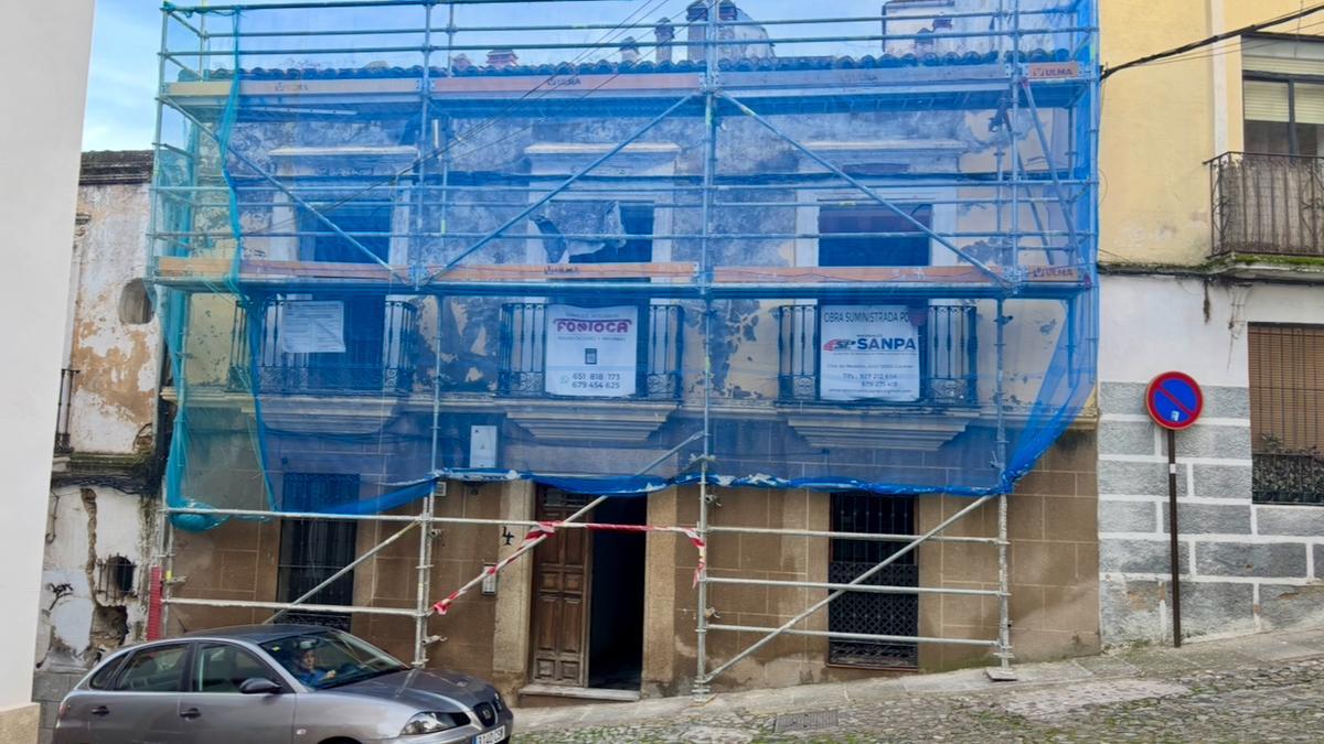 Edificio en rehabilitación junto al Hilton de Godoy de Cáceres.